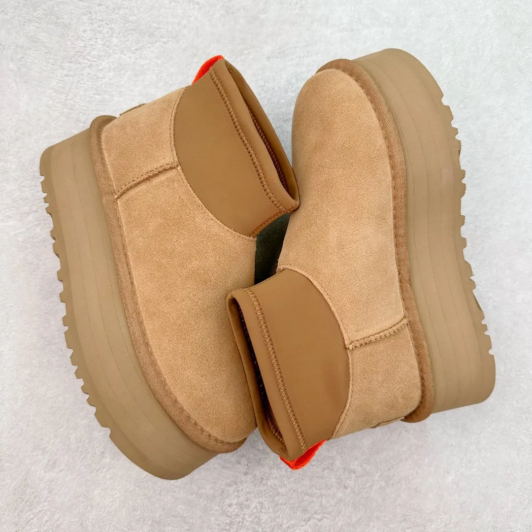 Pick up locally💰520 UGG 8170 classic autumn and winter sheepskin and fur integrated snow boots. Private order price and ingenious positioning. Direct supply from Sangpo eight-year-old factory. Reject high profits. Differentiate pig-killing version. Longfeng A-grade Australian imported sheepskin and fur integrated. Fully follow the ZP process. OEM original pattern maker. Adhere to no original shoes and no development options. Pay attention to every detail. The most authentic version on the market. TREADLITE "light wing" technology outsole. Lightweight/durable/flexible/pile-type suede upper, fine skin-friendly recycled polyester fiber piping, comfortable and easy to care for, good warmth retention, UGG plush™ lining and insole, soft and skin-friendly, comfortable and warm, classic shoe shape with lightweight thick sole, stable and fashionable for autumn and winter street style, Treadlite by UGG light wing outsole, light cushioning, reducing the burden on your feet, comfortable and lightweight, helping you to play easily all day long. Size: 35 36 37 38 39 40 41 Coding: by3936000